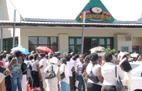 Hundreds make mad dash for 14 vacancies