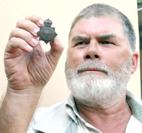 Cap badge throws new light on dating of old horse shoes