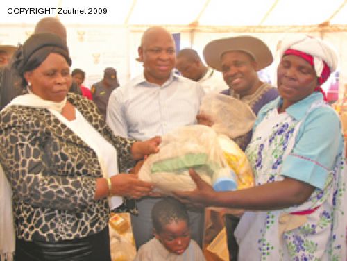 MaKhumalo Zuma distributes food parcels at Muyexe in Giyani