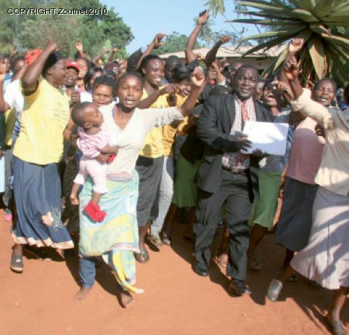 Chaos erupts at Hamutsha residents´ meeting