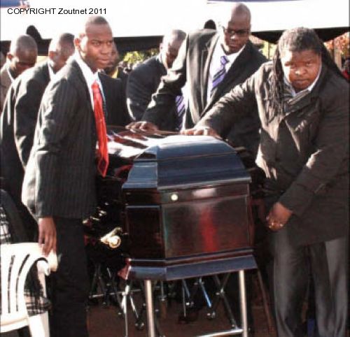Humour and laughter characterises Mafenya´s funeral.