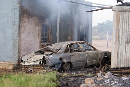 Angry residents burn down suspect´s house