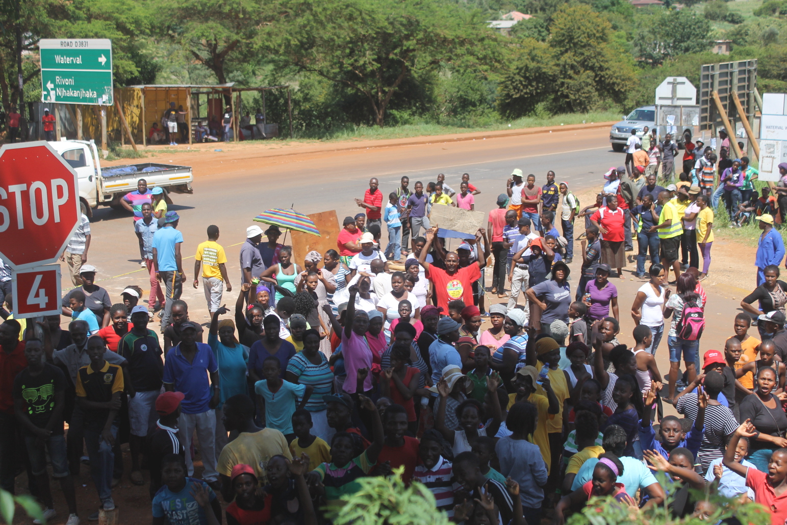 Angry community members block off Waterval