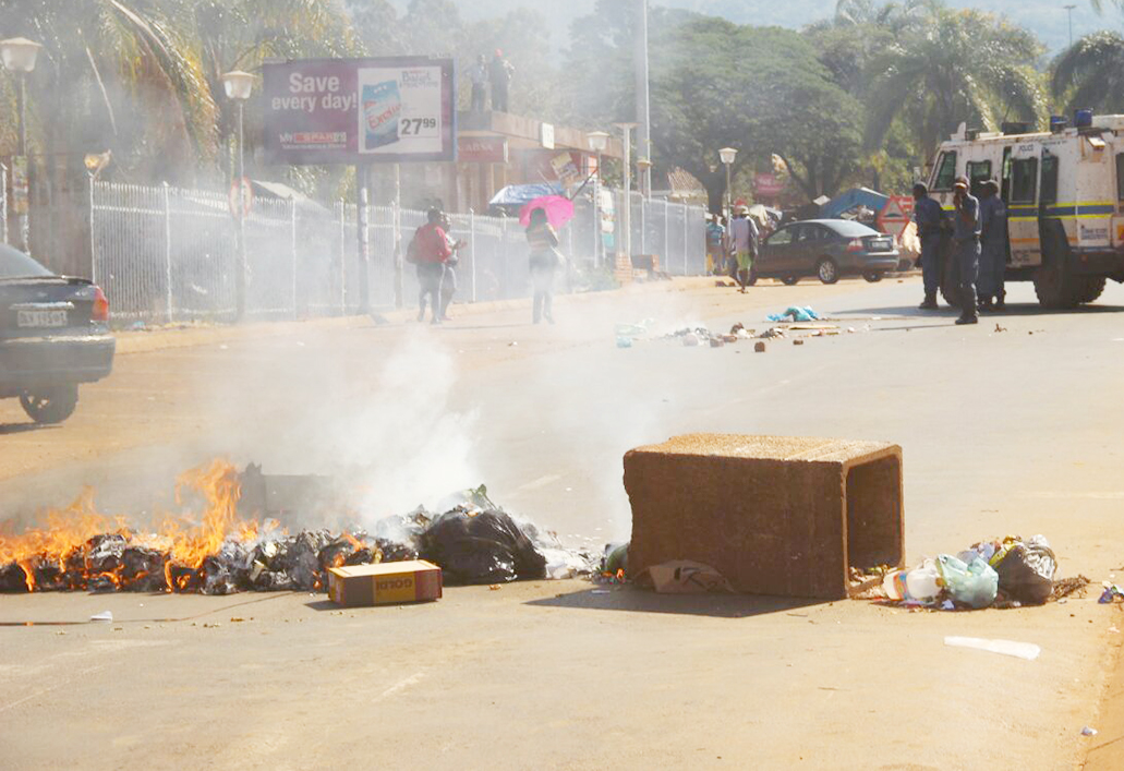 Protestors halt business in Thohoyandou CBD