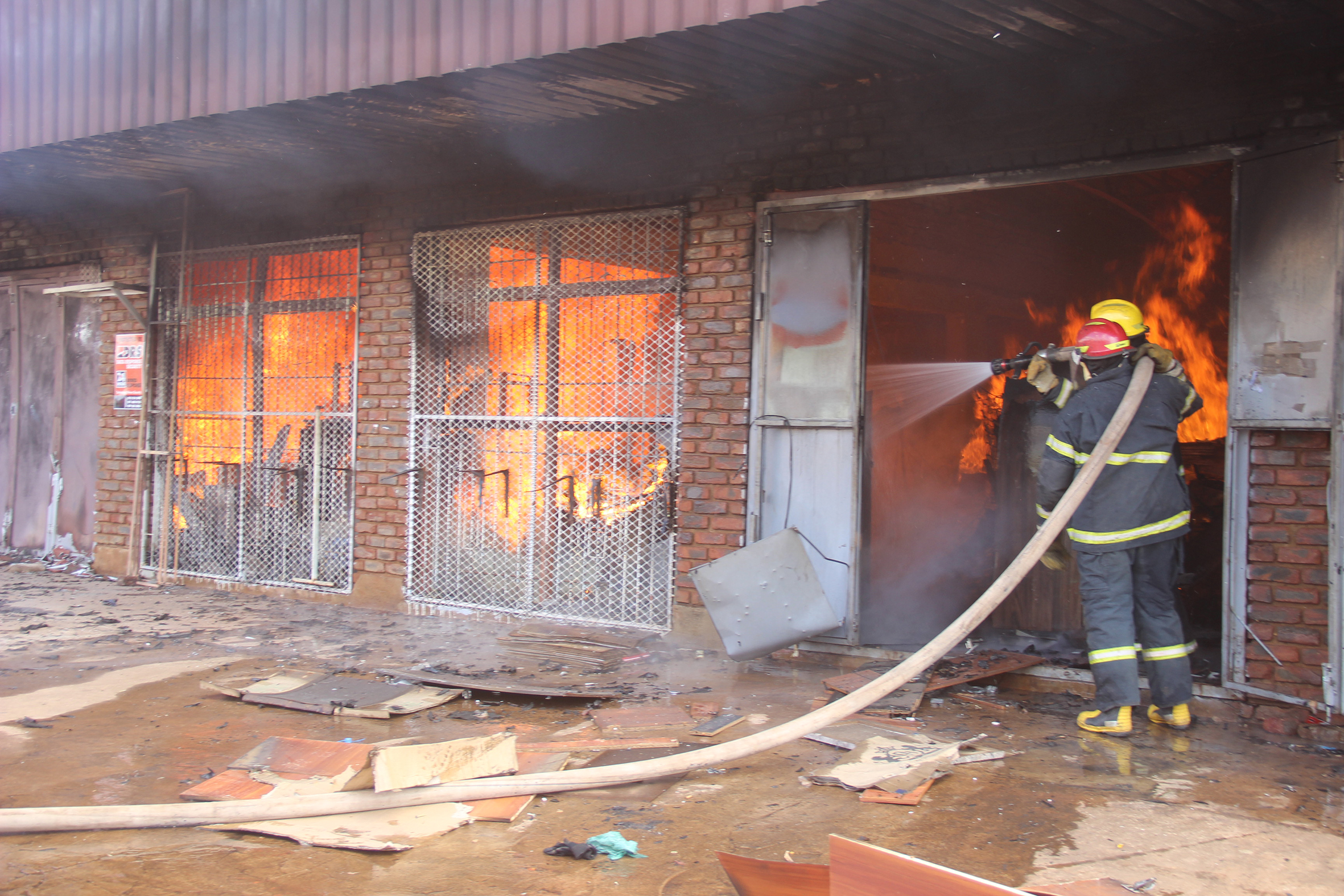 Mayhem and confusion as fire ravages shopping complex in Thohoyandou.