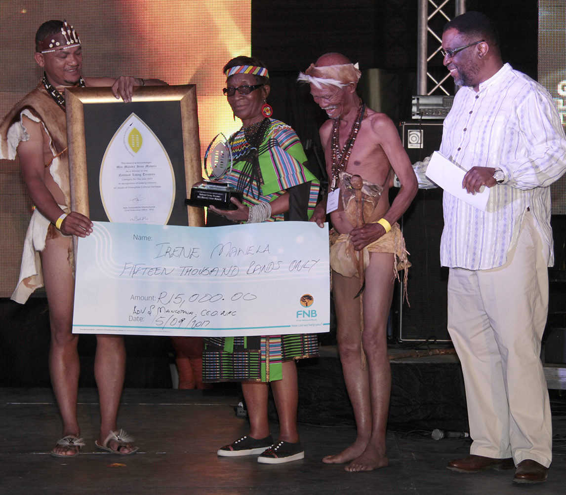 Veteran singer wins award