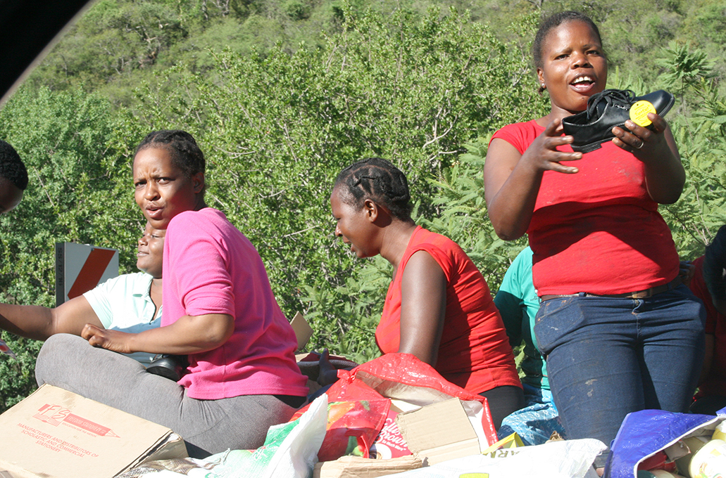 Looters seize early Christmas opportunity