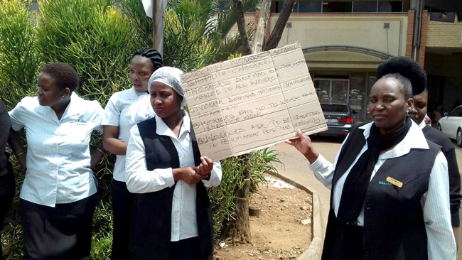 Checkers' workers picketing
