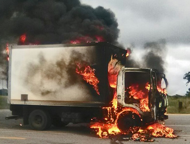 UPDATE: Police apprehend suspects for blocking R81 road