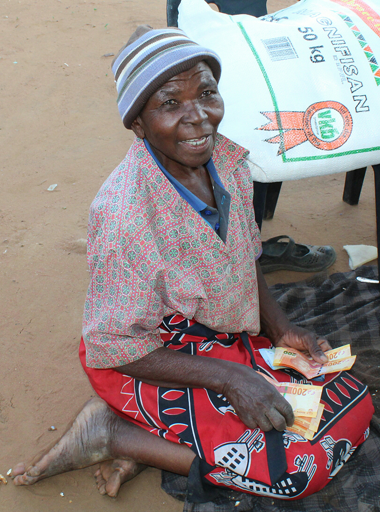 Khosikhulu donates food to poor family and pledges to build house