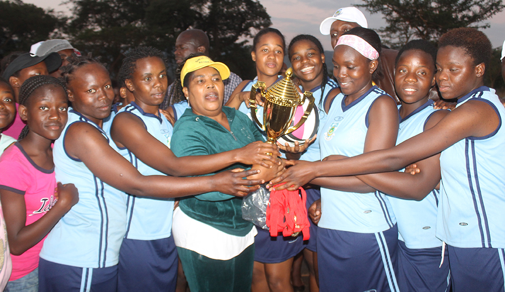 Teams share R220 000