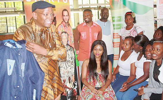 Veteran fashion designer inspires budding designers