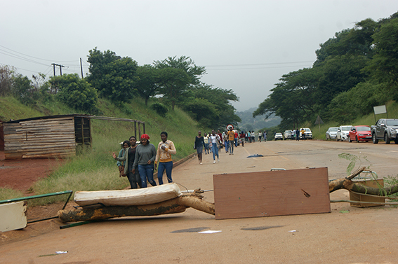 Rivoni pupils close up R578 in demand for a school