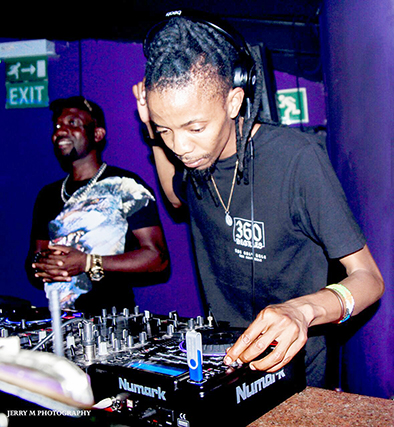 Skhumba de DJ in the house