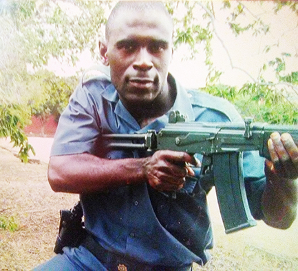 Policeman shoots girlfriend and himself