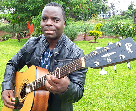 Jazz guitar virtuoso in the recording studio again