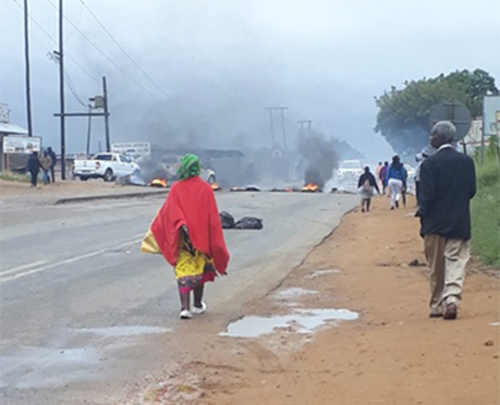 Bus and taxi violence forces hawkers to close road at Elim