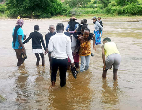Pupils risk their lives to cross the Mufongodi river