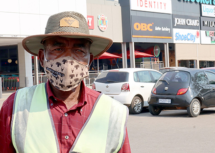 Car guard a 'hero' for returning lost handbag