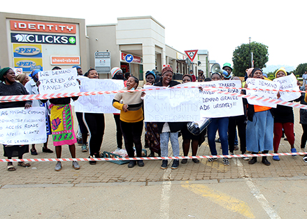 Protestors close access to Elim Mall