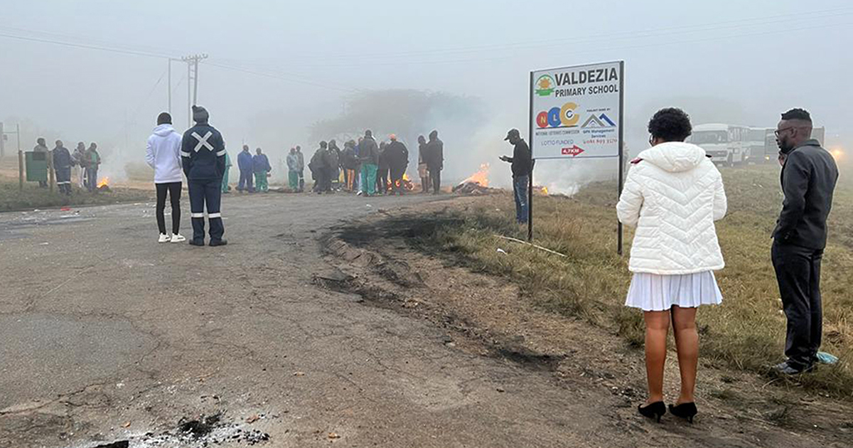 Entrances to Valdezia barricaded in protest of service delivery