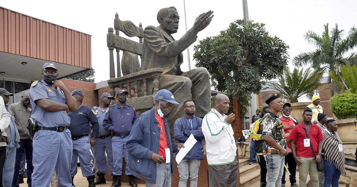 'Why don't you also arrest the former VDM mayor?'