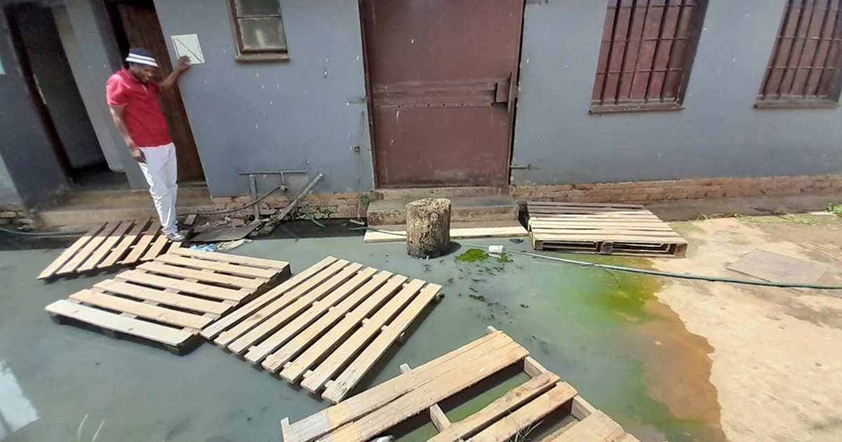 Sewage spill makes life unbearable for Do Light workers