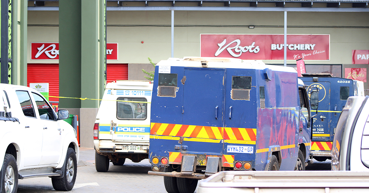 Teen girl killed at Elim Mall in robbery shootout