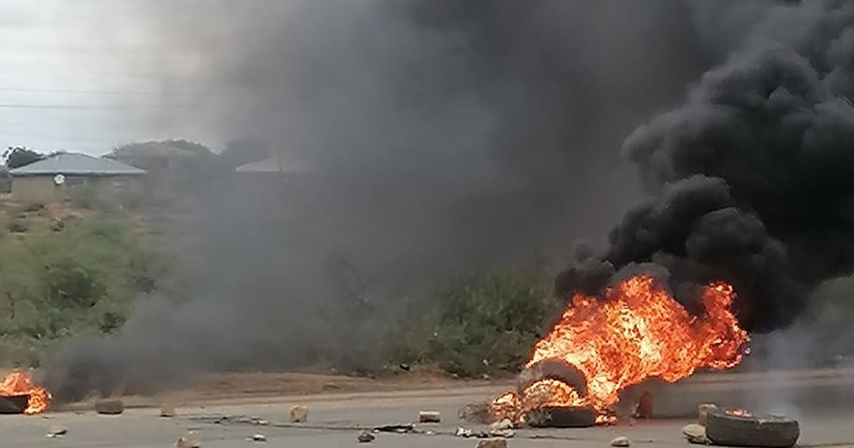 Kutama residents barricade road to demand that repairs continue