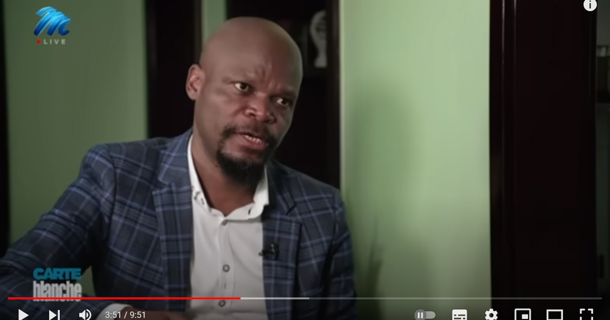 Muḓivhalea wa phurofesa Vho Mulalo Doyoyo vho fhira fhano shangoni.