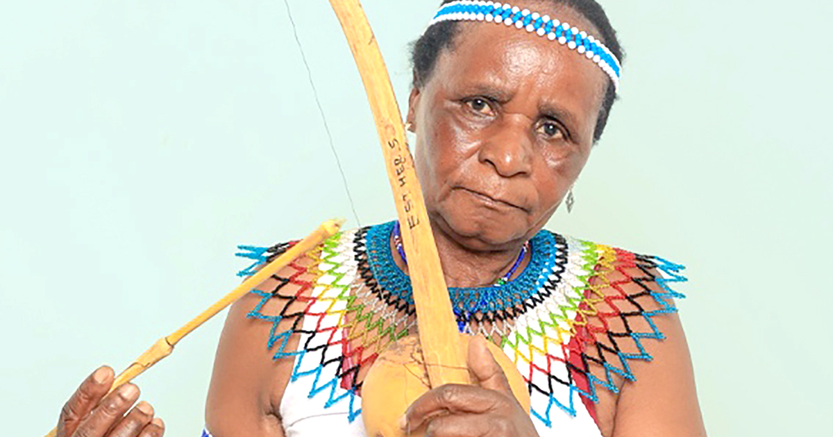 Sinyegwe passes on skills to youth