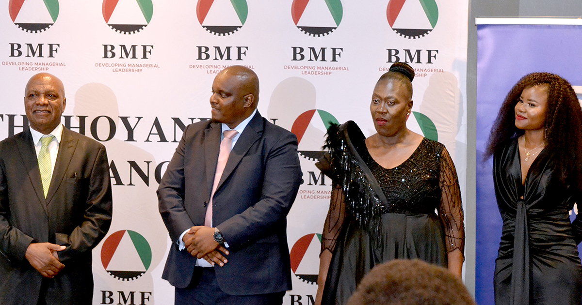 Vha foramu ya mabindu  vho hulisa Dr Khensani Xivuri.