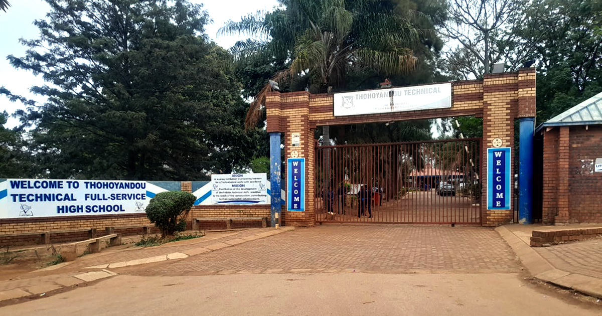 Mugudiswa o bvisela u sinyuwa hawe kha modoro wa mudededzi