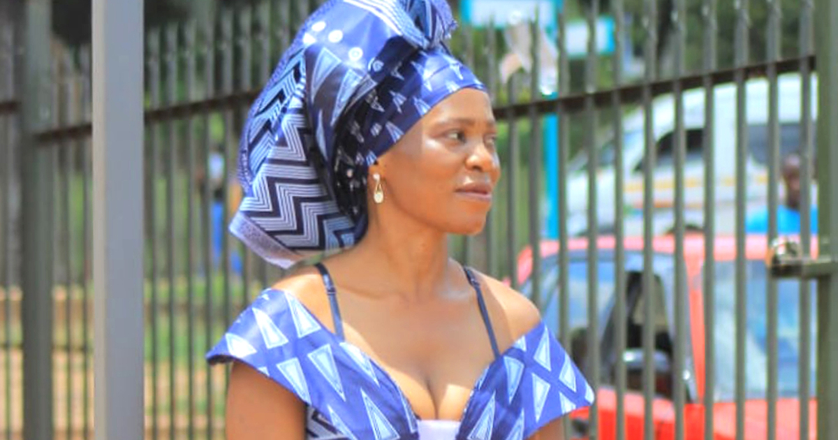 Fhatuwani u ṅwala nga ha zwiphiri zwa dakalo kha dzi mbingano.