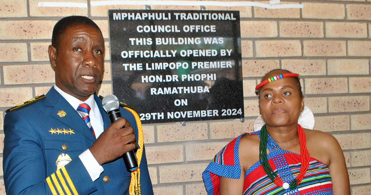 Premier hands over state-of-the-art new offices to the Mphaphuli Tribal Council