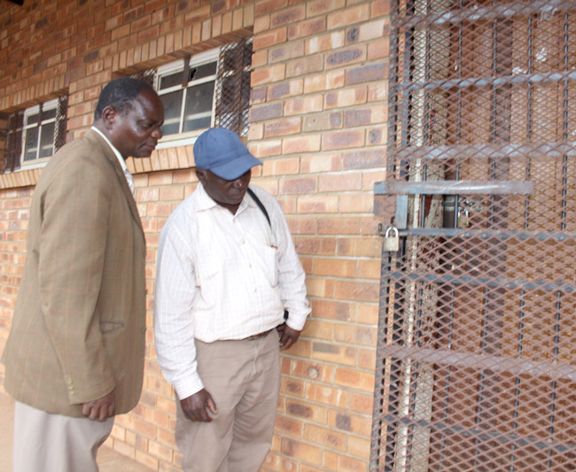 Armed men rob laptops at Vhulaudzi