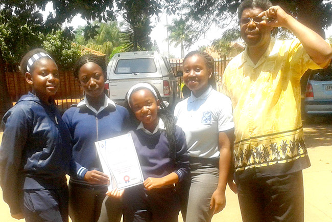 Rewards for Eltivillas’ best pupils